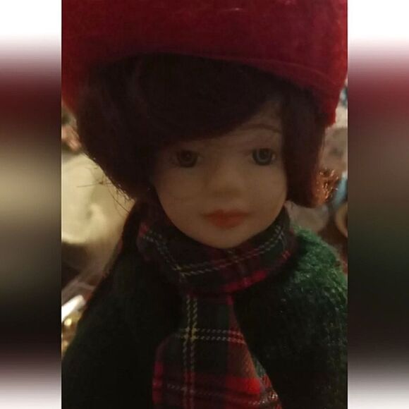 AVON VINTAGE 1991 "SKATING PARTY" porcelain doll - Picture 2 of 3